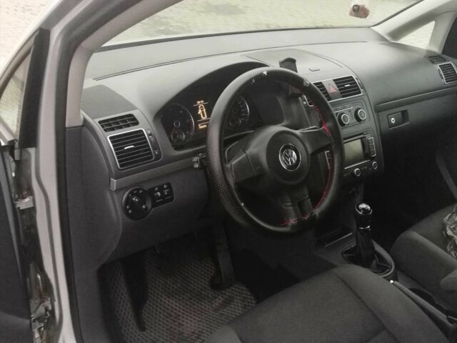 Серый Фольксваген Туран, объемом двигателя 1.6 л и пробегом 335 тыс. км за 8500 $, фото 1 на Automoto.ua