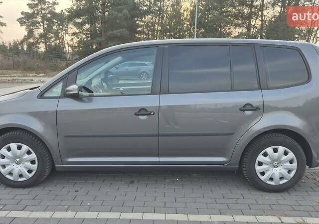 Серый Фольксваген Туран, объемом двигателя 1.6 л и пробегом 300 тыс. км за 10500 $, фото 9 на Automoto.ua