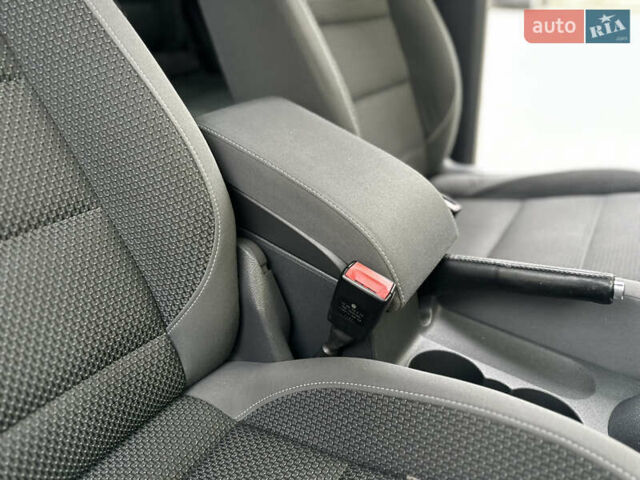 Серый Фольксваген Туран, объемом двигателя 2 л и пробегом 225 тыс. км за 10999 $, фото 105 на Automoto.ua