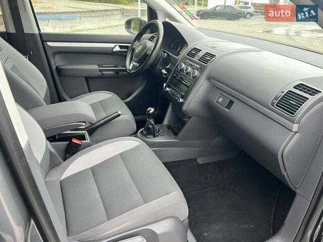 Серый Фольксваген Туран, объемом двигателя 1.6 л и пробегом 201 тыс. км за 12800 $, фото 16 на Automoto.ua