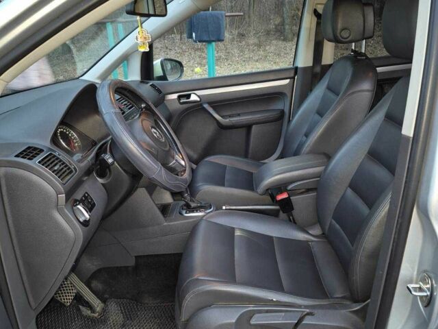 Сірий Фольксваген Туран, об'ємом двигуна 2 л та пробігом 270 тис. км за 9000 $, фото 14 на Automoto.ua