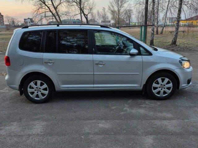 Сірий Фольксваген Туран, об'ємом двигуна 2 л та пробігом 270 тис. км за 9000 $, фото 4 на Automoto.ua