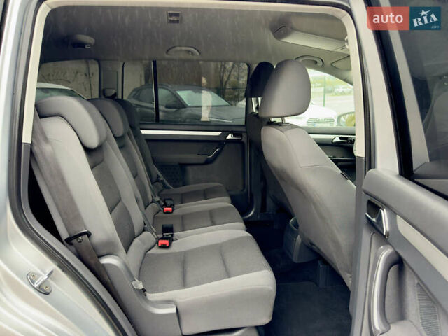 Серый Фольксваген Туран, объемом двигателя 1.39 л и пробегом 223 тыс. км за 10500 $, фото 3 на Automoto.ua