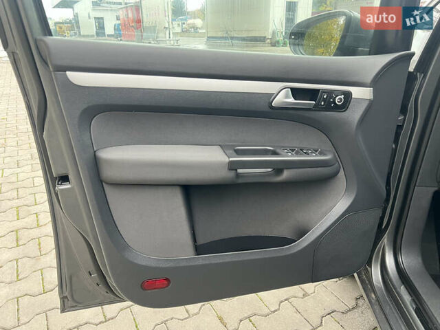 Серый Фольксваген Туран, объемом двигателя 1.6 л и пробегом 201 тыс. км за 12800 $, фото 18 на Automoto.ua