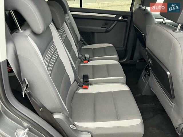 Серый Фольксваген Туран, объемом двигателя 1.6 л и пробегом 201 тыс. км за 12800 $, фото 14 на Automoto.ua