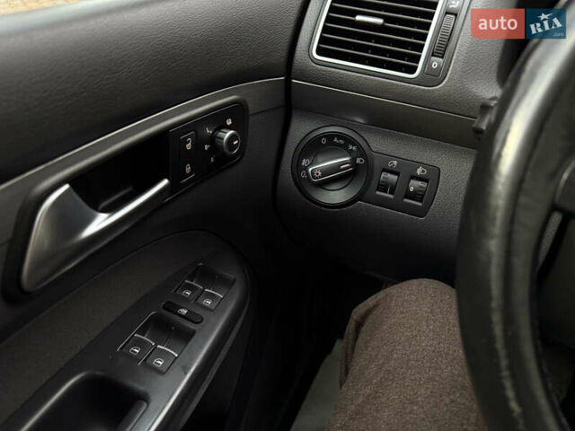 Серый Фольксваген Туран, объемом двигателя 1.6 л и пробегом 242 тыс. км за 10700 $, фото 38 на Automoto.ua