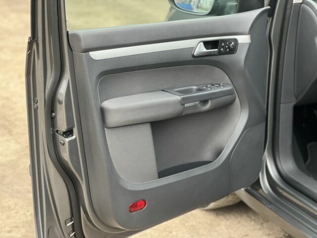 Серый Фольксваген Туран, объемом двигателя 1.6 л и пробегом 227 тыс. км за 9350 $, фото 9 на Automoto.ua