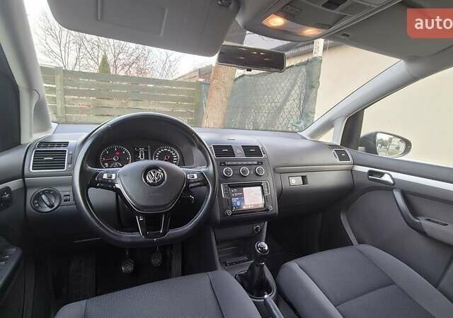 Серый Фольксваген Туран, объемом двигателя 1.6 л и пробегом 300 тыс. км за 10500 $, фото 1 на Automoto.ua