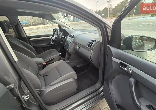 Серый Фольксваген Туран, объемом двигателя 1.6 л и пробегом 300 тыс. км за 10500 $, фото 16 на Automoto.ua