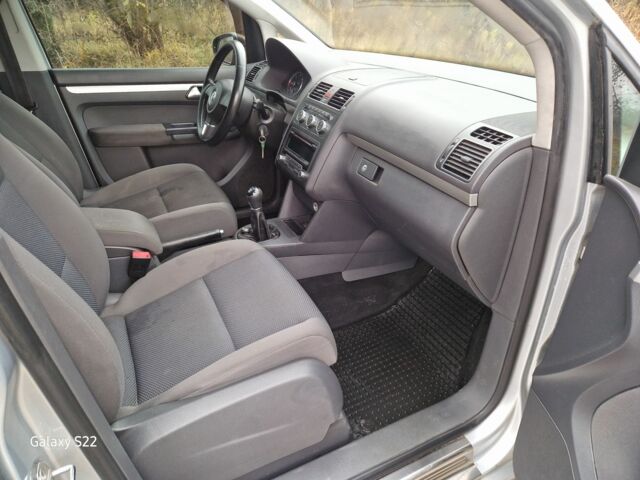 Серый Фольксваген Туран, объемом двигателя 1.6 л и пробегом 220 тыс. км за 6950 $, фото 4 на Automoto.ua