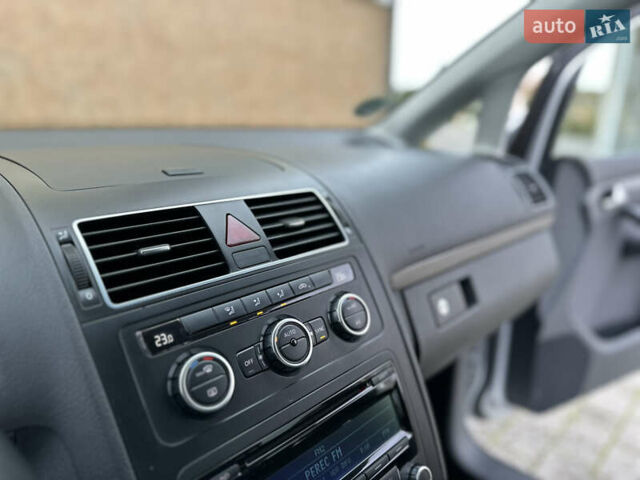 Серый Фольксваген Туран, объемом двигателя 2 л и пробегом 225 тыс. км за 10999 $, фото 112 на Automoto.ua