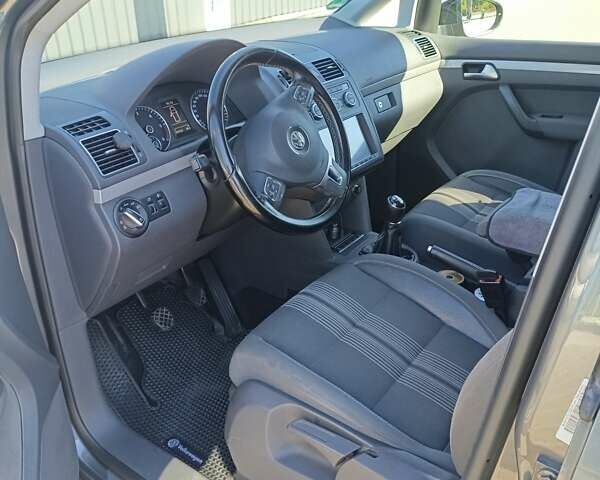 Серый Фольксваген Туран, объемом двигателя 1.6 л и пробегом 259 тыс. км за 12200 $, фото 5 на Automoto.ua