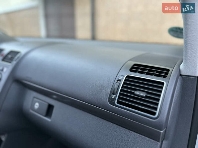 Серый Фольксваген Туран, объемом двигателя 2 л и пробегом 225 тыс. км за 10999 $, фото 97 на Automoto.ua