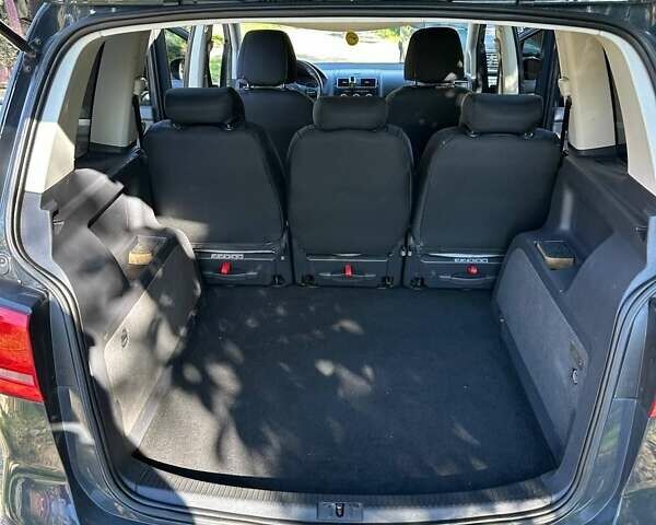 Серый Фольксваген Туран, объемом двигателя 1.6 л и пробегом 189 тыс. км за 11000 $, фото 26 на Automoto.ua