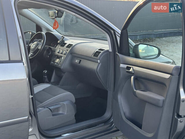 Серый Фольксваген Туран, объемом двигателя 2 л и пробегом 253 тыс. км за 12700 $, фото 21 на Automoto.ua