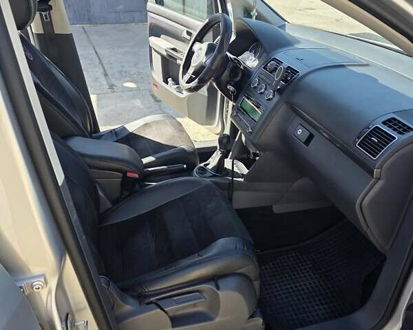 Серый Фольксваген Туран, объемом двигателя 1.97 л и пробегом 72 тыс. км за 15000 $, фото 5 на Automoto.ua