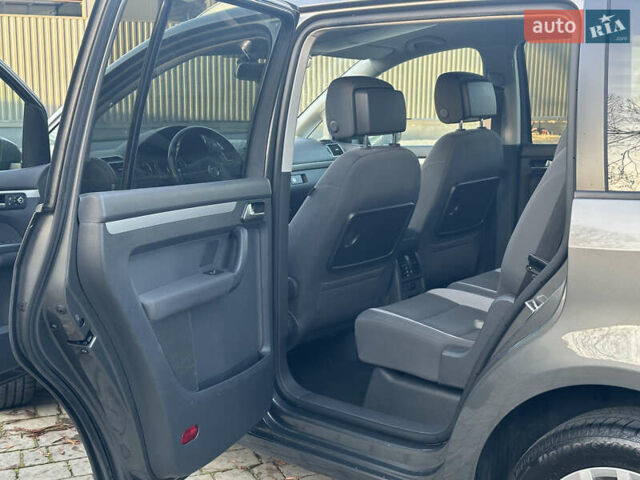 Серый Фольксваген Туран, объемом двигателя 2 л и пробегом 253 тыс. км за 12700 $, фото 14 на Automoto.ua