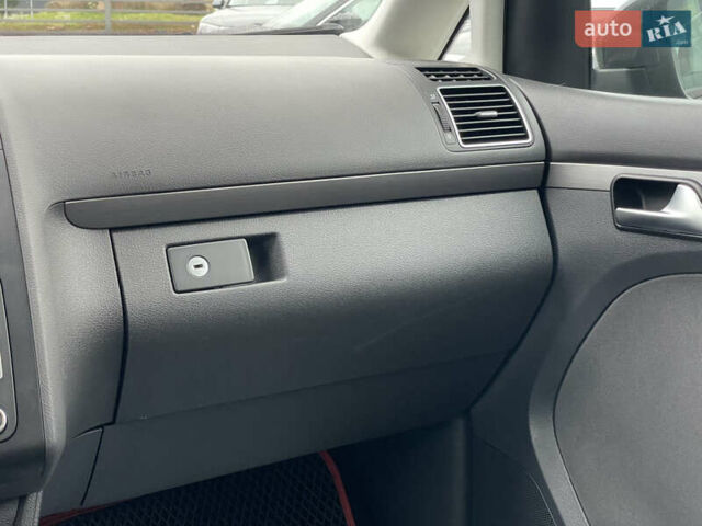 Серый Фольксваген Туран, объемом двигателя 1.6 л и пробегом 269 тыс. км за 10500 $, фото 19 на Automoto.ua
