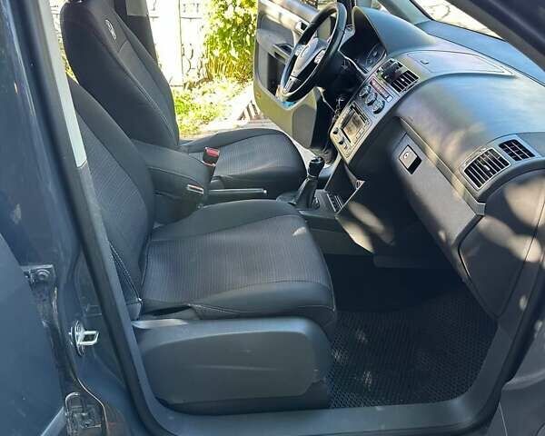 Серый Фольксваген Туран, объемом двигателя 1.6 л и пробегом 189 тыс. км за 11000 $, фото 13 на Automoto.ua