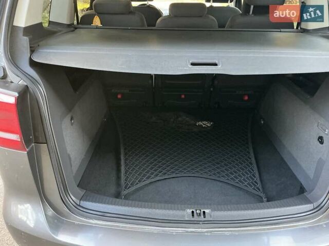 Сірий Фольксваген Туран, об'ємом двигуна 1.6 л та пробігом 252 тис. км за 10900 $, фото 22 на Automoto.ua