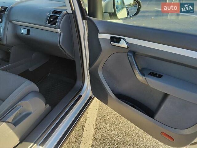 Серый Фольксваген Туран, объемом двигателя 1.6 л и пробегом 193 тыс. км за 11499 $, фото 12 на Automoto.ua