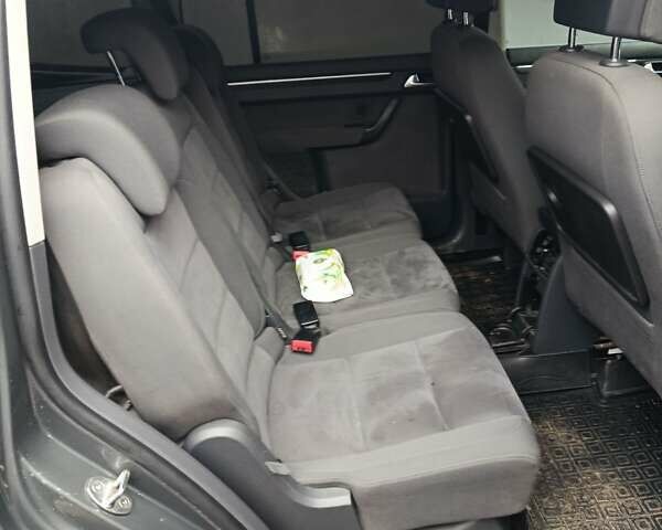 Серый Фольксваген Туран, объемом двигателя 2 л и пробегом 276 тыс. км за 14200 $, фото 6 на Automoto.ua