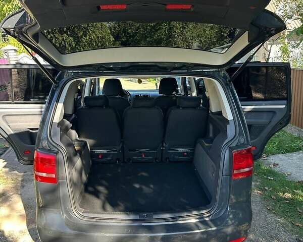 Серый Фольксваген Туран, объемом двигателя 1.6 л и пробегом 189 тыс. км за 11000 $, фото 21 на Automoto.ua