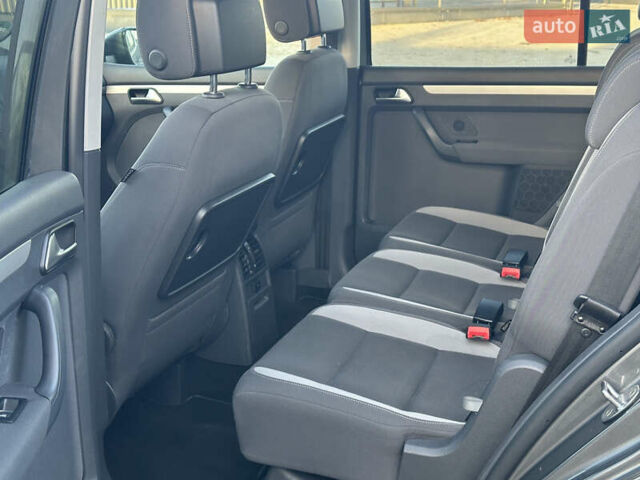 Серый Фольксваген Туран, объемом двигателя 2 л и пробегом 253 тыс. км за 12700 $, фото 15 на Automoto.ua