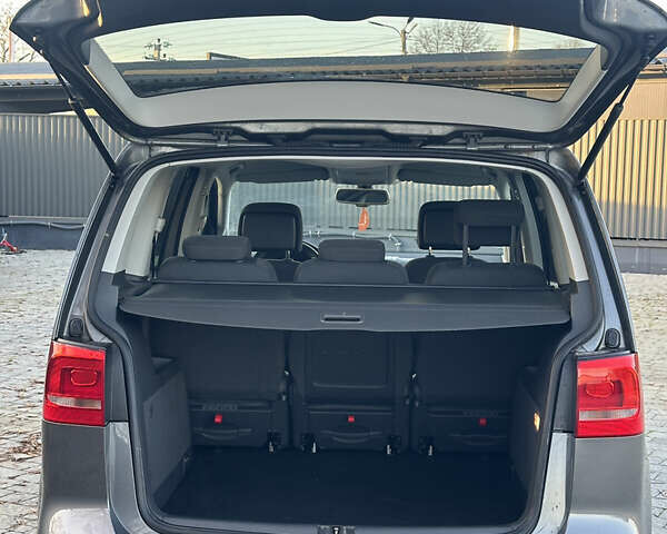 Серый Фольксваген Туран, объемом двигателя 2 л и пробегом 253 тыс. км за 12700 $, фото 17 на Automoto.ua