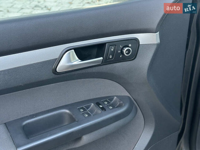 Серый Фольксваген Туран, объемом двигателя 2 л и пробегом 253 тыс. км за 12700 $, фото 12 на Automoto.ua