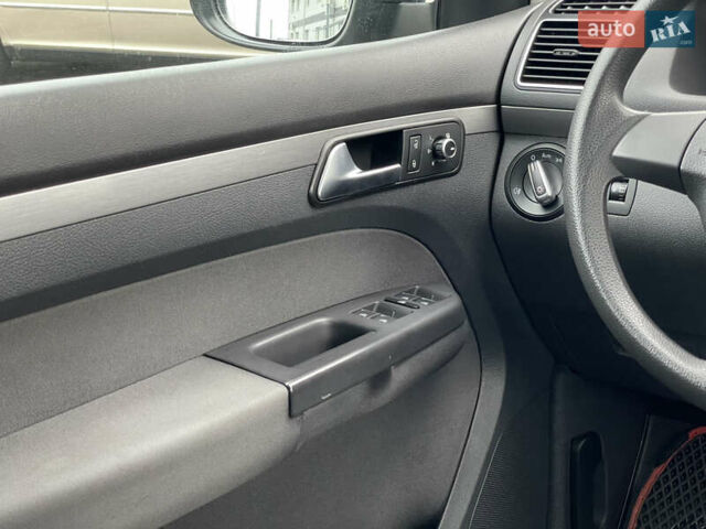 Серый Фольксваген Туран, объемом двигателя 1.6 л и пробегом 269 тыс. км за 10500 $, фото 22 на Automoto.ua