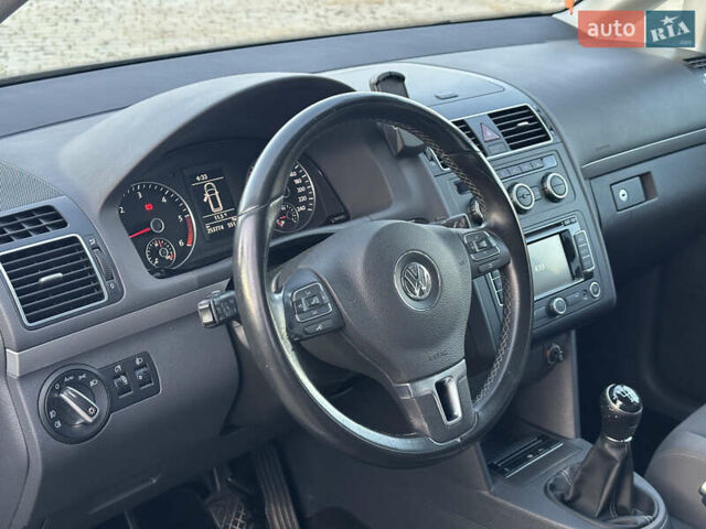 Серый Фольксваген Туран, объемом двигателя 2 л и пробегом 253 тыс. км за 12700 $, фото 11 на Automoto.ua