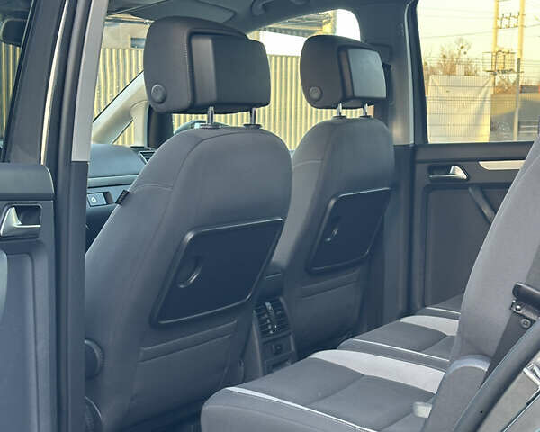 Серый Фольксваген Туран, объемом двигателя 2 л и пробегом 253 тыс. км за 12700 $, фото 16 на Automoto.ua