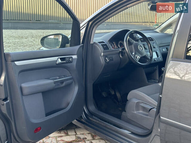 Серый Фольксваген Туран, объемом двигателя 2 л и пробегом 253 тыс. км за 12700 $, фото 9 на Automoto.ua