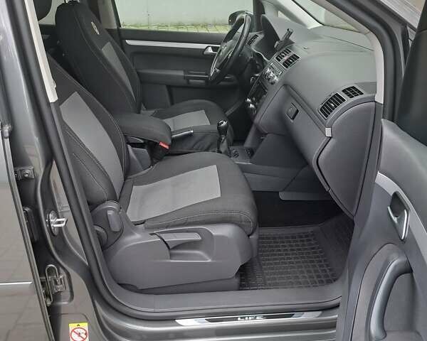 Серый Фольксваген Туран, объемом двигателя 1.6 л и пробегом 238 тыс. км за 14450 $, фото 31 на Automoto.ua