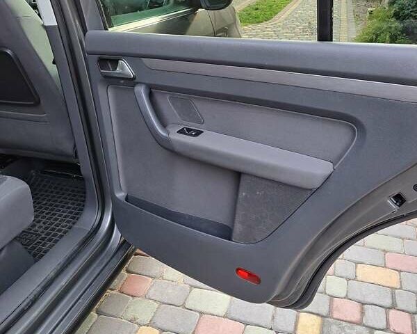 Сірий Фольксваген Туран, об'ємом двигуна 1.6 л та пробігом 244 тис. км за 11400 $, фото 11 на Automoto.ua