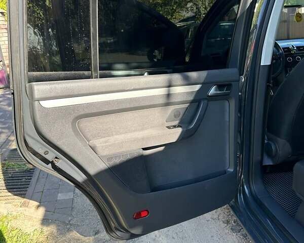 Серый Фольксваген Туран, объемом двигателя 1.6 л и пробегом 189 тыс. км за 11000 $, фото 16 на Automoto.ua