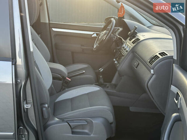 Серый Фольксваген Туран, объемом двигателя 2 л и пробегом 253 тыс. км за 12700 $, фото 26 на Automoto.ua