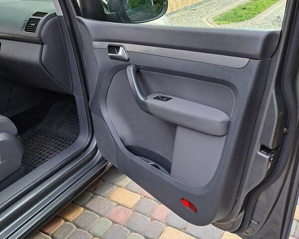 Сірий Фольксваген Туран, об'ємом двигуна 1.6 л та пробігом 244 тис. км за 11400 $, фото 13 на Automoto.ua