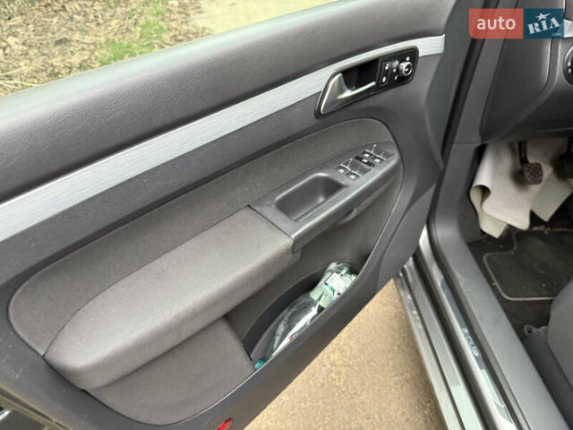 Серый Фольксваген Туран, объемом двигателя 1.6 л и пробегом 230 тыс. км за 13300 $, фото 41 на Automoto.ua