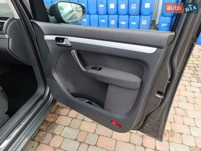 Сірий Фольксваген Туран, об'ємом двигуна 1.6 л та пробігом 228 тис. км за 11700 $, фото 96 на Automoto.ua