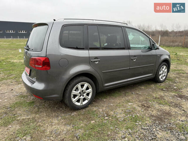 Серый Фольксваген Туран, объемом двигателя 1.6 л и пробегом 236 тыс. км за 12300 $, фото 2 на Automoto.ua