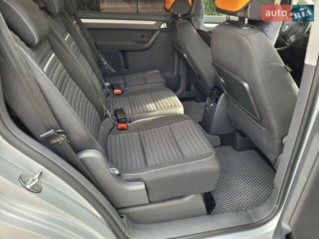 Серый Фольксваген Туран, объемом двигателя 2 л и пробегом 260 тыс. км за 14700 $, фото 11 на Automoto.ua