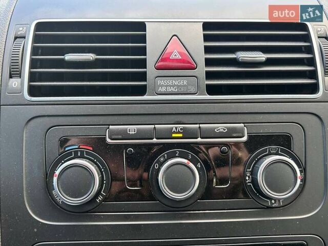 Серый Фольксваген Туран, объемом двигателя 1.6 л и пробегом 267 тыс. км за 11200 $, фото 18 на Automoto.ua