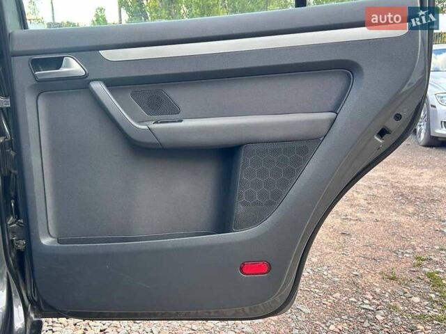 Серый Фольксваген Туран, объемом двигателя 1.6 л и пробегом 267 тыс. км за 11200 $, фото 25 на Automoto.ua