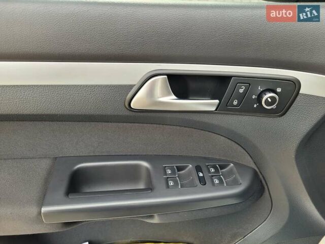 Серый Фольксваген Туран, объемом двигателя 2 л и пробегом 260 тыс. км за 14700 $, фото 14 на Automoto.ua