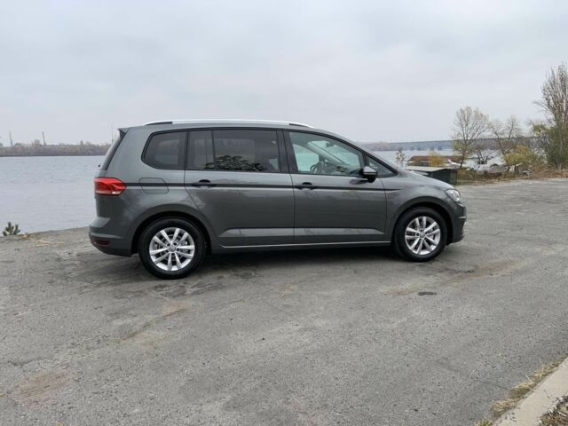 Серый Фольксваген Туран, объемом двигателя 1.6 л и пробегом 245 тыс. км за 16000 $, фото 2 на Automoto.ua