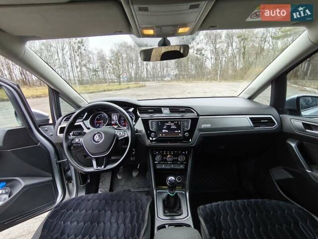 Серый Фольксваген Туран, объемом двигателя 1.6 л и пробегом 302 тыс. км за 13550 $, фото 22 на Automoto.ua