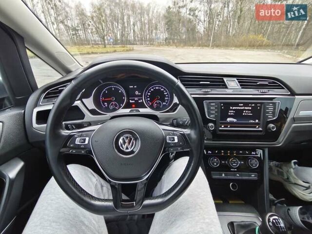 Серый Фольксваген Туран, объемом двигателя 1.6 л и пробегом 302 тыс. км за 13550 $, фото 43 на Automoto.ua