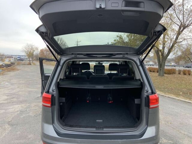 Серый Фольксваген Туран, объемом двигателя 1.6 л и пробегом 245 тыс. км за 16000 $, фото 6 на Automoto.ua